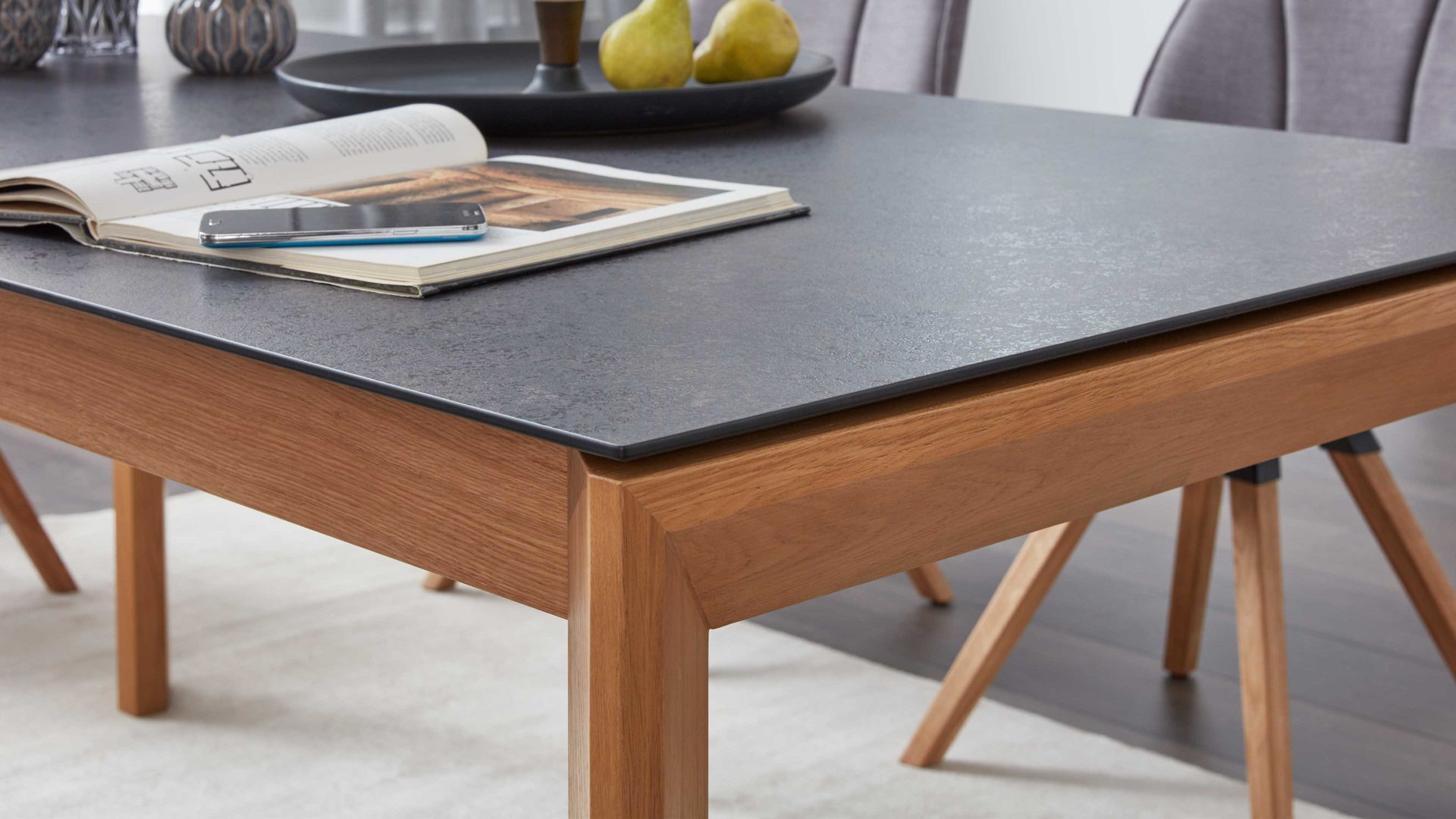 Auszugtisch Interliving aus Holz in Grau Interliving Esszimmer Serie 5102 – Auszugtisch granitfarbenes HPL & Wildeiche – ca. 140-240 x 90 cm