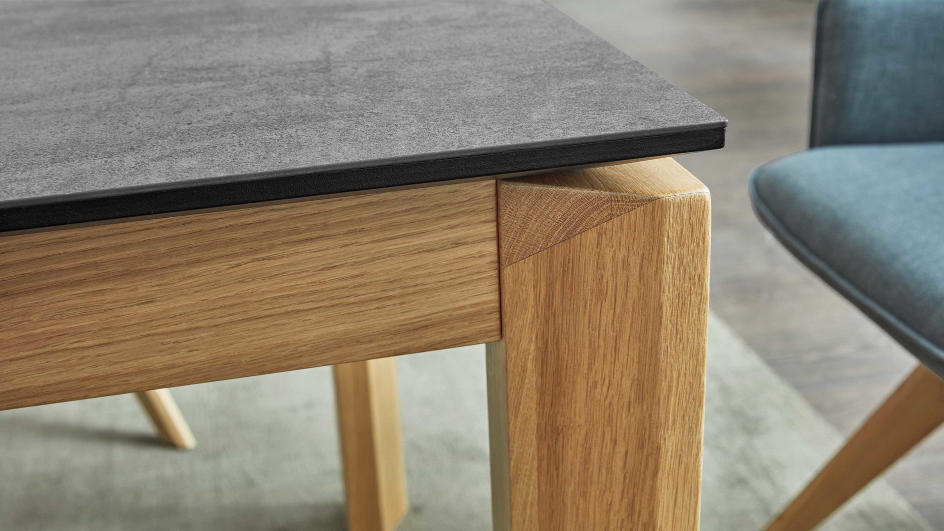 Auszugtisch Interliving aus Holz in Grau Interliving Esszimmer Serie 5102 – Auszugtisch granitfarbenes HPL & Wildeiche – ca. 180-280 x 90 cm