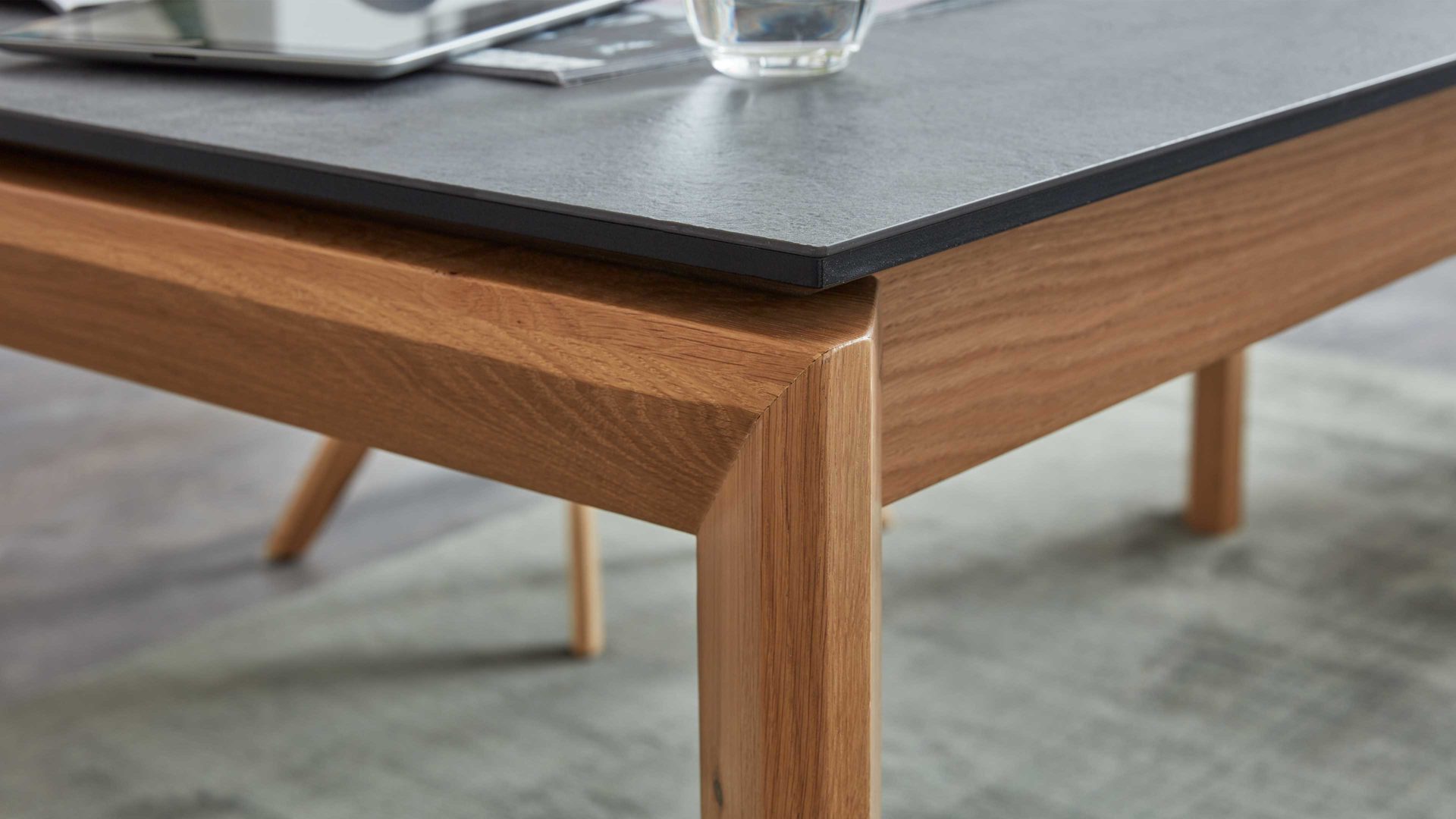 Auszugtisch Interliving aus Holz in Grau Interliving Esszimmer Serie 5102 – Auszugtisch granitfarbenes HPL & Wildeiche – ca. 140-240 x 90 cm