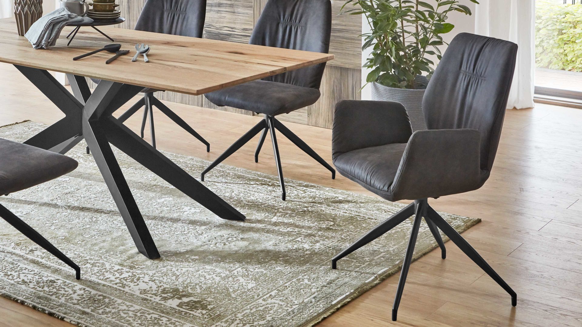 Polsterstuhl Niehoff sitzmoebel aus Mikrofaser in Grau NIEHOFF SITZMÖBEL Armlehnstuhl Windhoek anthrazitfarbene Mikrofaser Aberdeen & Eisen