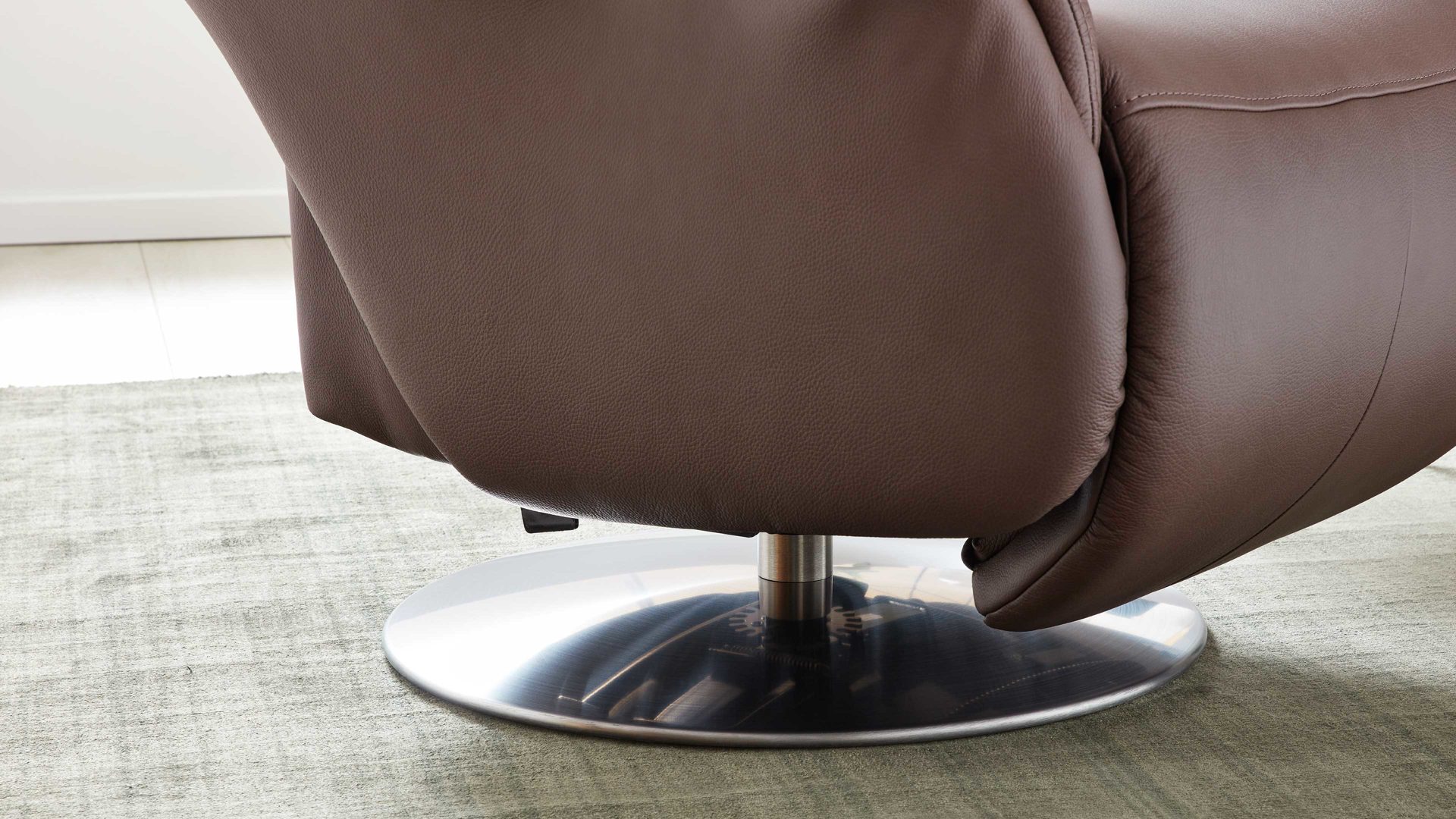 Relaxsessel Interliving aus Leder in Braun Interliving Sessel Serie 4550 - Sessel manuelle Funktionen - kokosfarbenes LongLife-Leder & edelstahlfarbener Tellerfuß