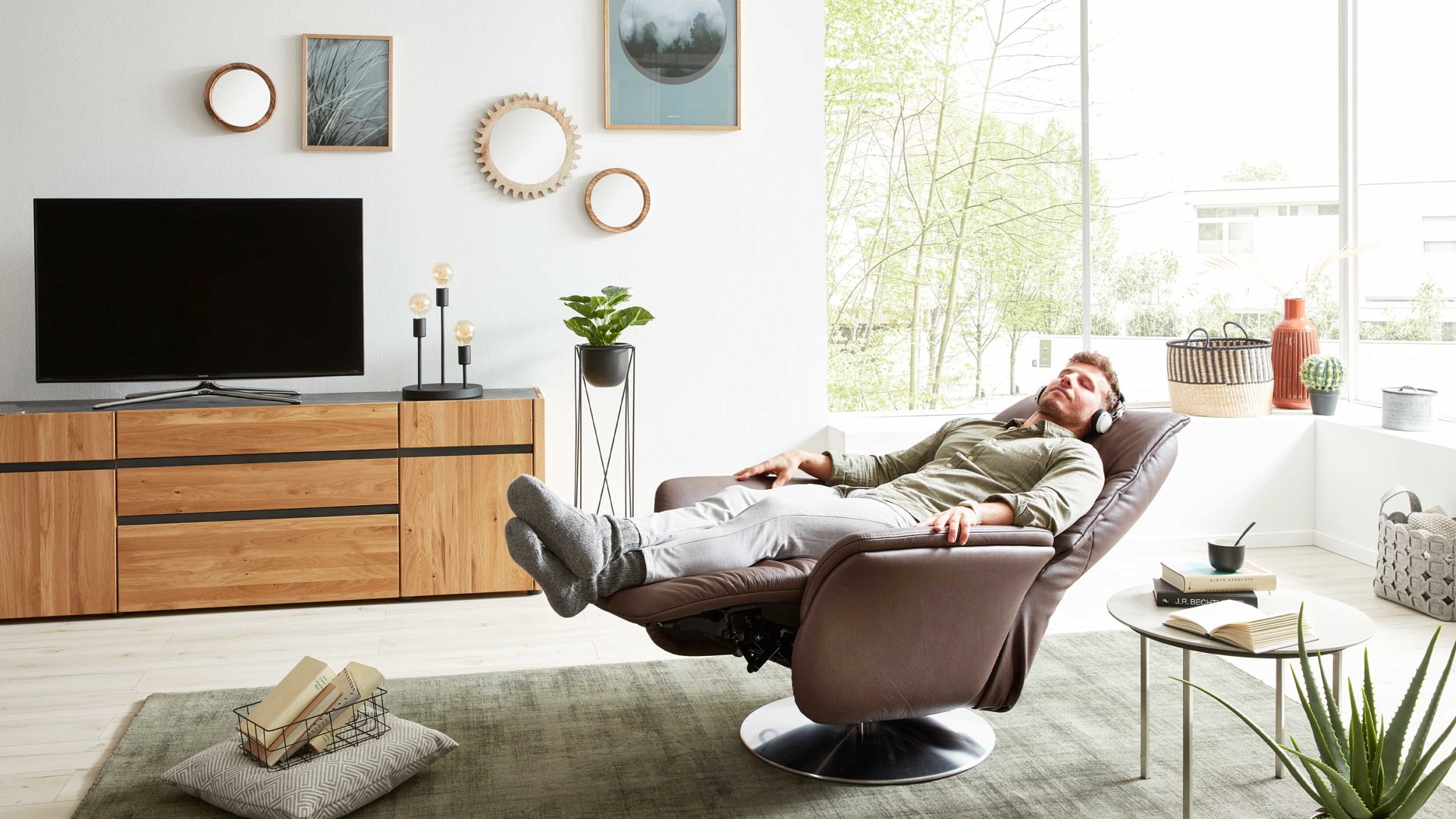 Relaxsessel Interliving aus Leder in Braun Interliving Sessel Serie 4550 - Sessel 37O44 manuelle Funktionen - kokosfarbenes LongLife-Leder & edelstahlfarbener Tellerfuß