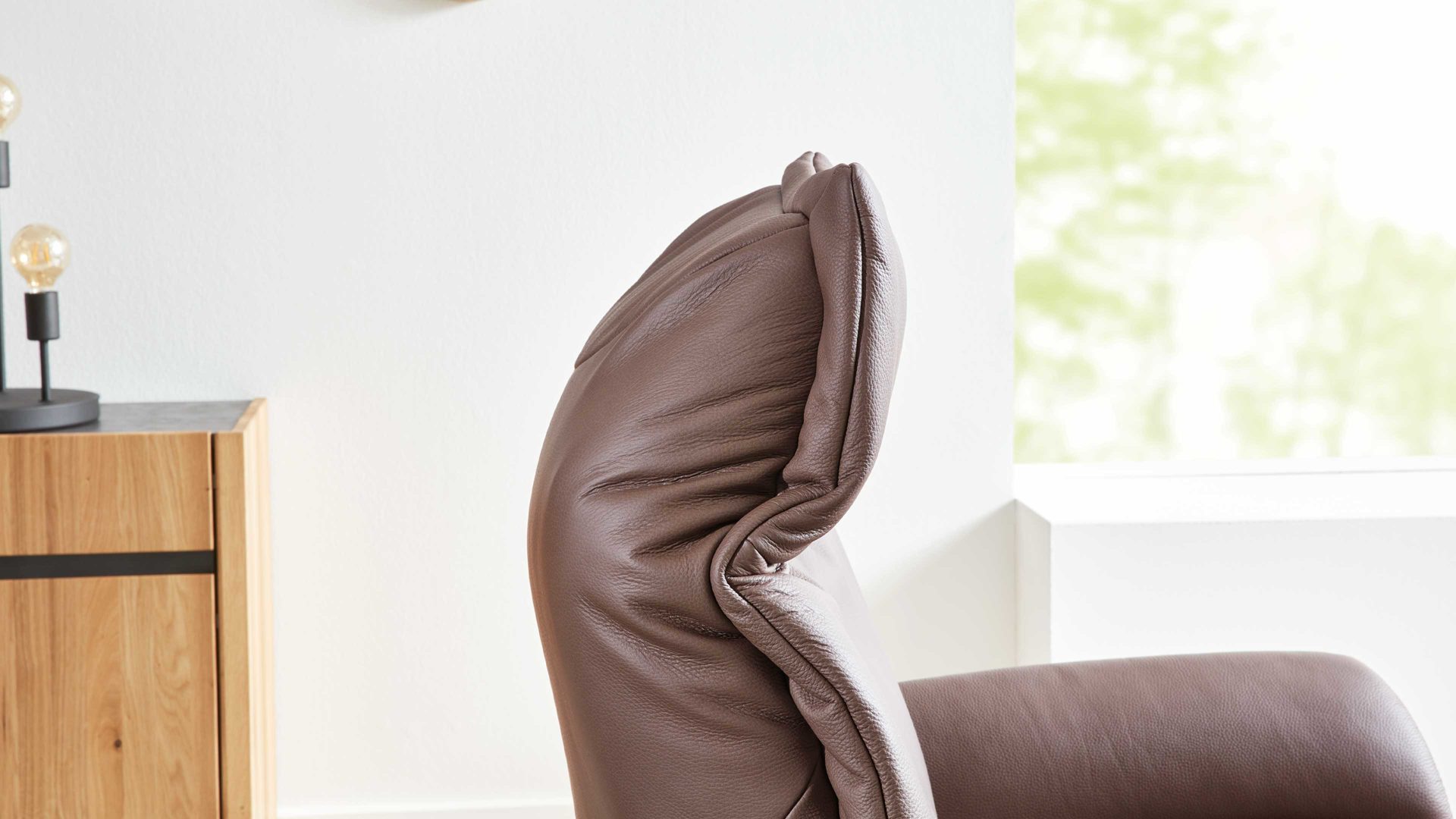 Relaxsessel Interliving aus Leder in Braun Interliving Sessel Serie 4550 - Sessel 37O44 manuelle Funktionen - kokosfarbenes LongLife-Leder & edelstahlfarbener Tellerfuß