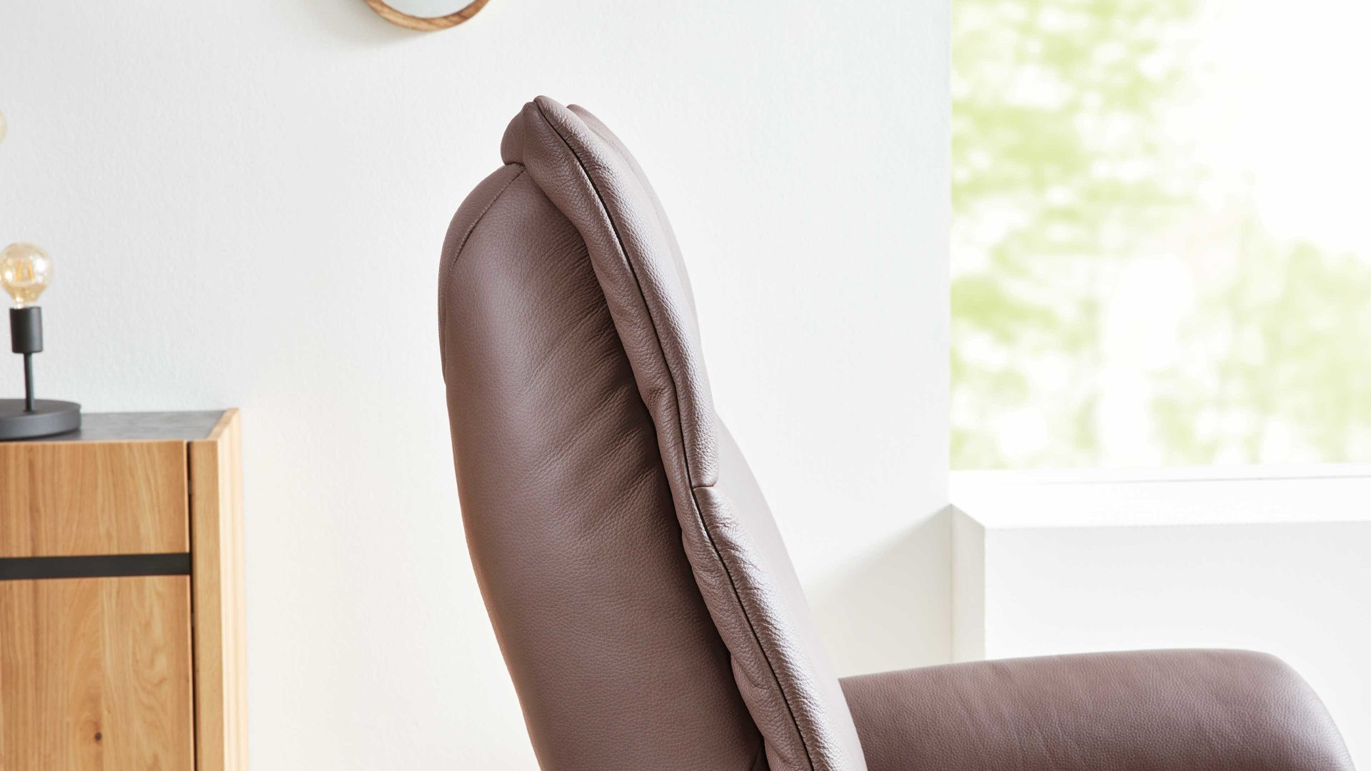 Relaxsessel Interliving aus Leder in Braun Interliving Sessel Serie 4550 - Sessel 37O44 manuelle Funktionen - kokosfarbenes LongLife-Leder & edelstahlfarbener Tellerfuß