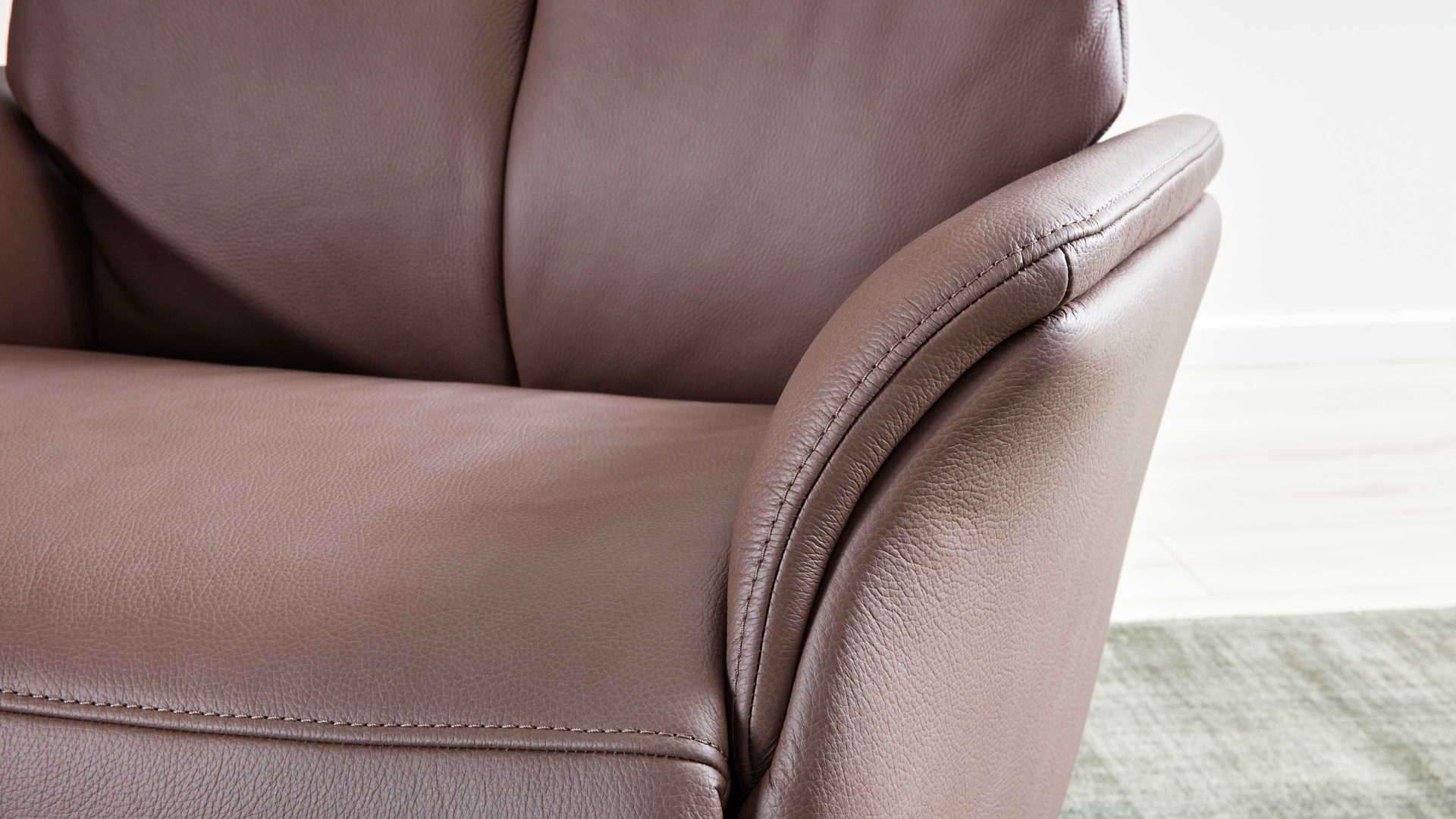 Relaxsessel Interliving aus Leder in Braun Interliving Sessel Serie 4550 - Sessel 37O44 manuelle Funktionen - kokosfarbenes LongLife-Leder & edelstahlfarbener Tellerfuß