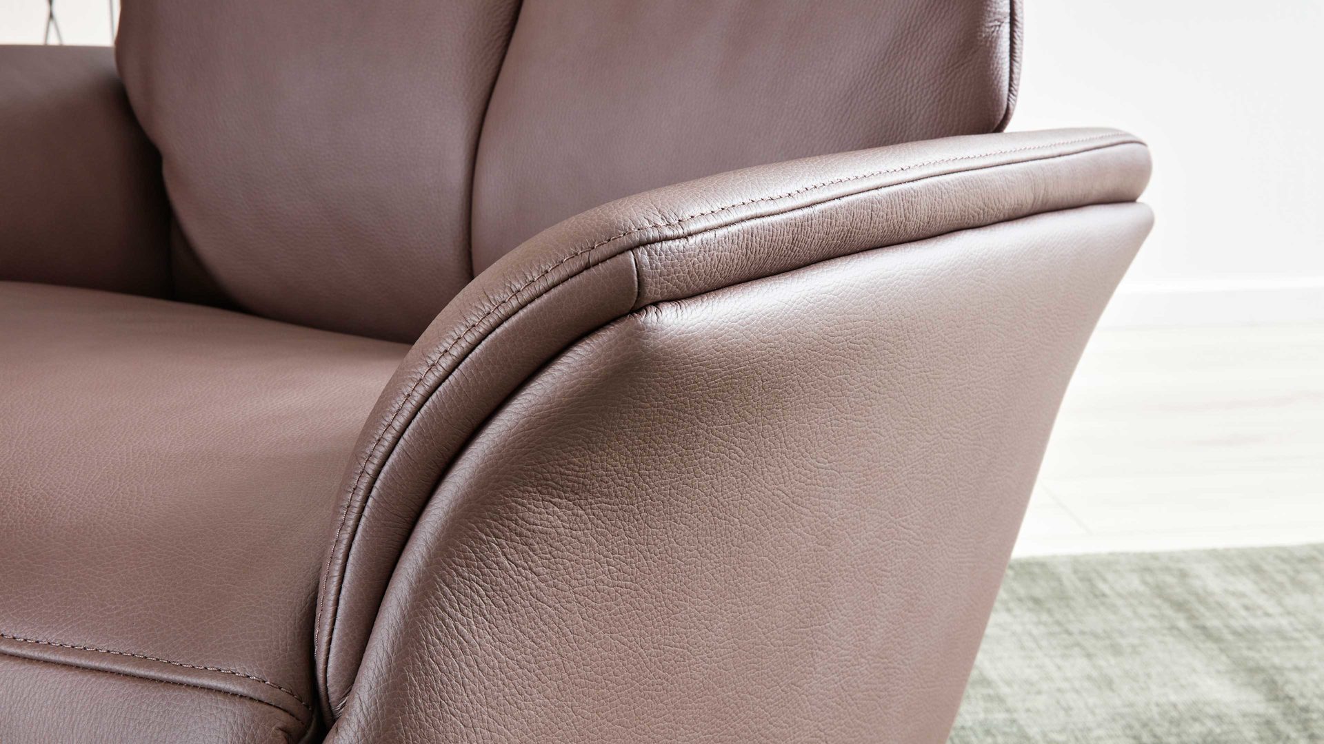 Relaxsessel Interliving aus Leder in Braun Interliving Sessel Serie 4550 - Sessel 37O44 manuelle Funktionen - kokosfarbenes LongLife-Leder & edelstahlfarbener Tellerfuß