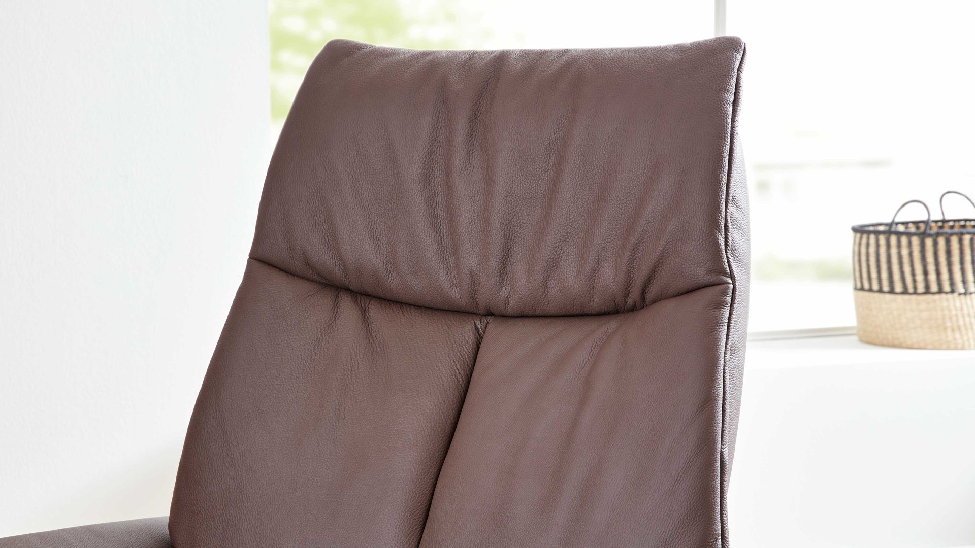 Relaxsessel Interliving aus Leder in Braun Interliving Sessel Serie 4550 - Sessel 37O44 manuelle Funktionen - kokosfarbenes LongLife-Leder & edelstahlfarbener Tellerfuß