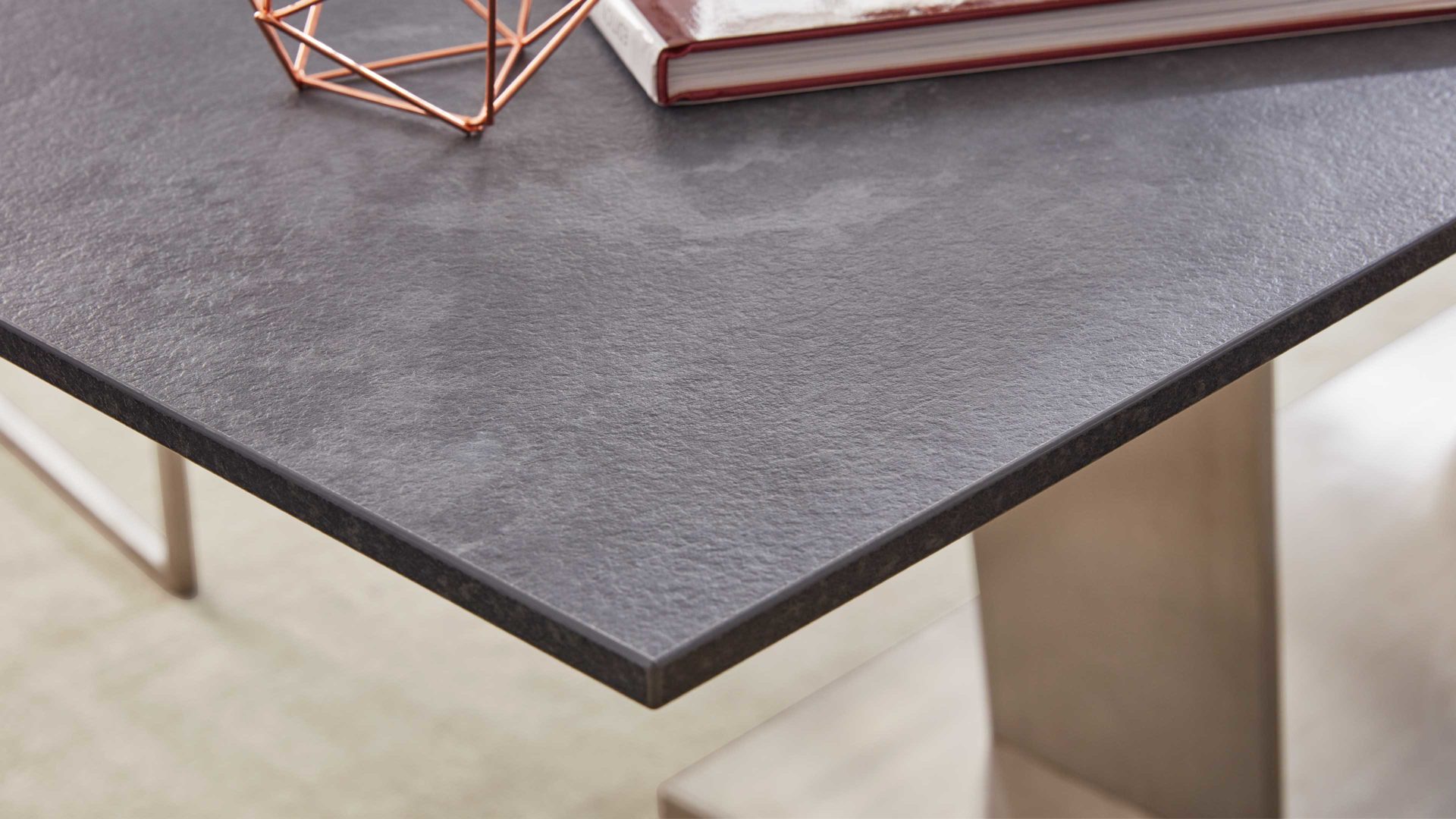 Auszugtisch Interliving aus Holz in Grau Interliving Esszimmer Serie 5104 – Auszugtisch terrafarbene Tischplatte & Edelstahlgestell – ca. 180-240 x 100 cm