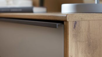 Nachtkommode Interliving aus Holz in Hellgrau Interliving Kleiderschrank Serie 1205 – Nachtkonsole 526 eine Schublade - Champagner & Eiche Bianco