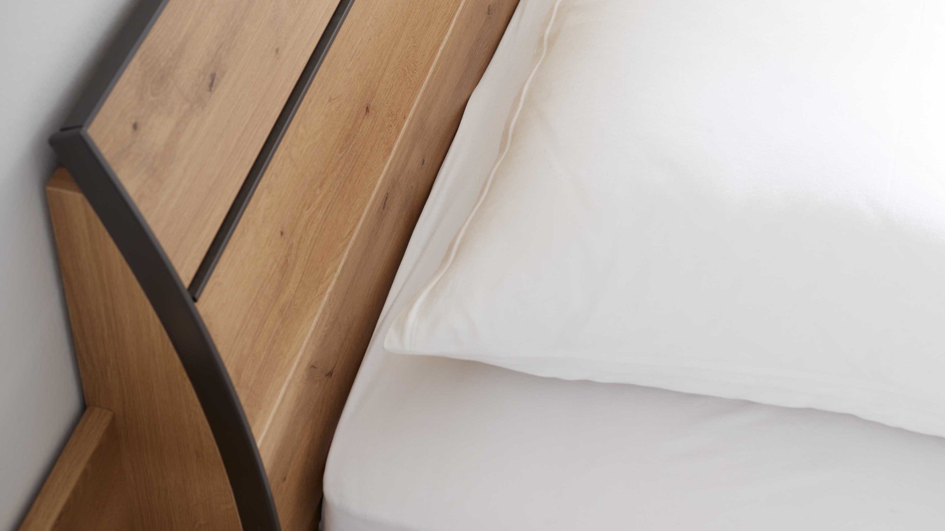 Bettgestell Interliving aus Holz in Holzfarben Interliving Kleiderschrank Serie 1205 – Bettgestell Eiche Bianco & Schiefer – Liegefläche ca. 180 x 200 cm