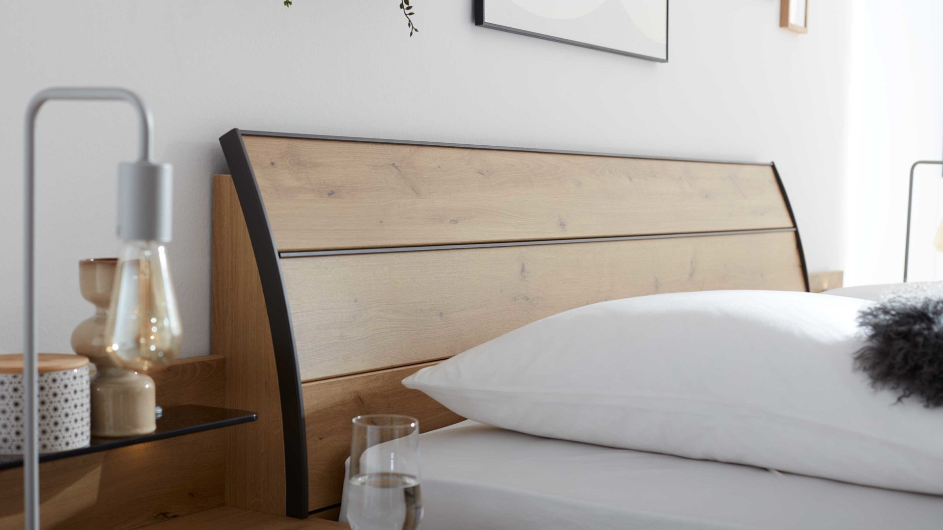 Bettgestell Interliving aus Holz in Holzfarben Interliving Kleiderschrank Serie 1205 – Bettgestell 385 Eiche Bianco & Schiefer – Liegefläche ca. 180 x 200 cm