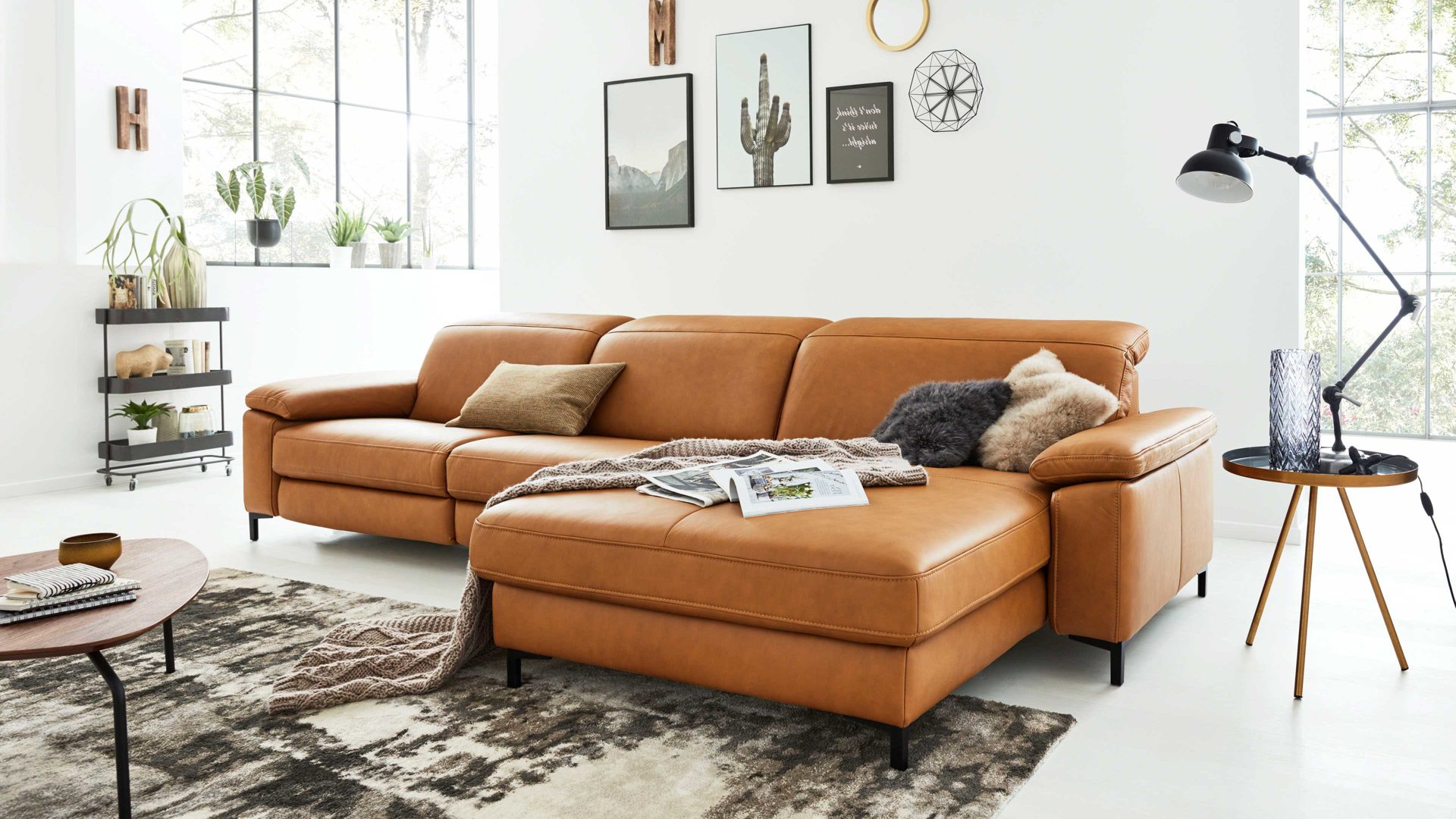 Ecksofa Interliving aus Leder in Orange Interliving Sofa Serie 4054 – Ecksofa kurkumafarbenes LongLife-Leder Vivre & schwarze Metallfüße – Stellfläche ca. 347 x 176 cm
