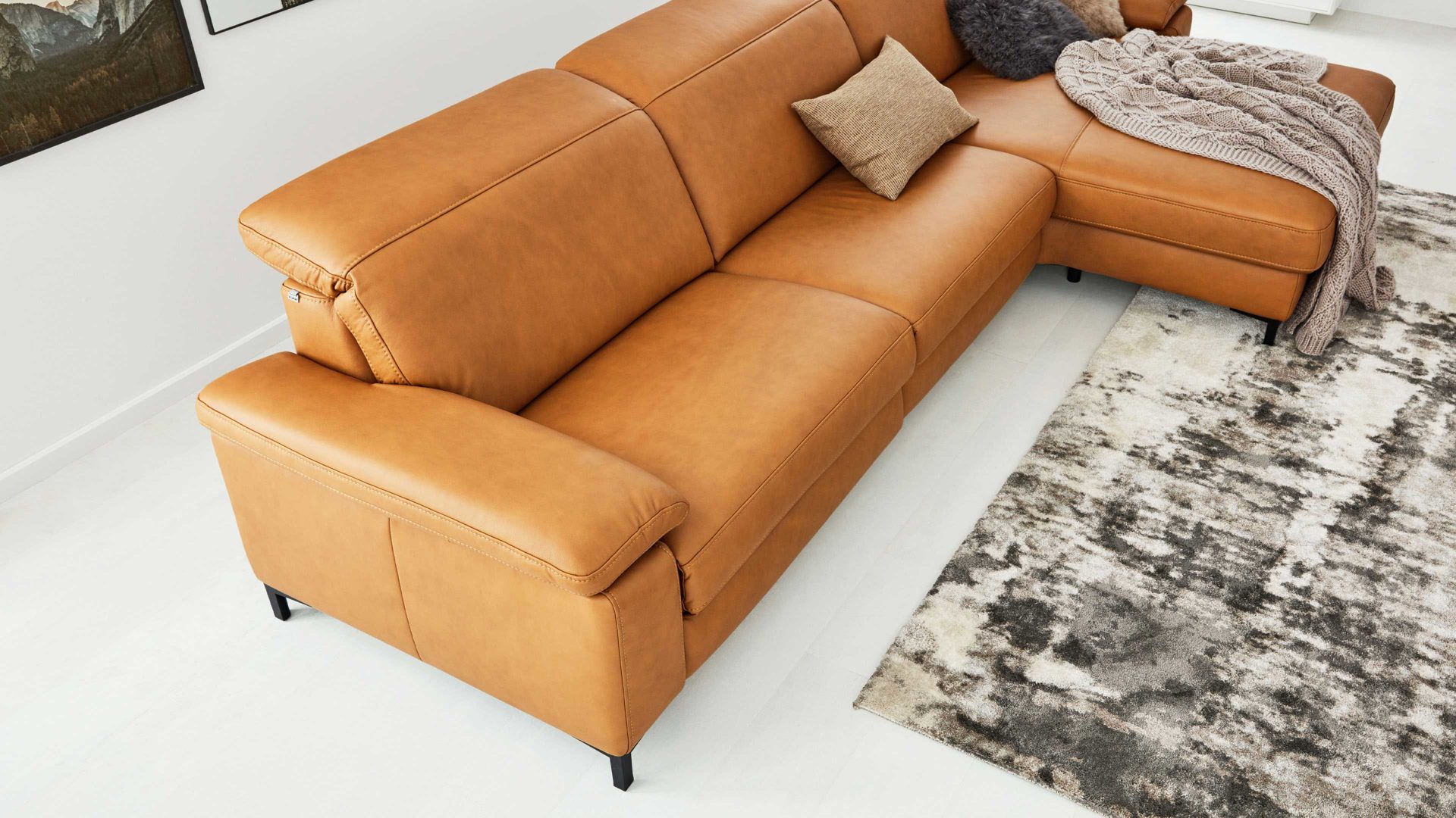 Ecksofa Interliving aus Leder in Orange Interliving Sofa Serie 4054 – Ecksofa kurkumafarbenes LongLife-Leder Vivre & schwarze Metallfüße – Stellfläche ca. 347 x 176 cm