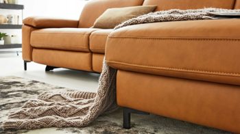 Ecksofa Interliving aus Leder in Orange Interliving Sofa Serie 4054 – Ecksofa kurkumafarbenes LongLife-Leder Vivre & schwarze Metallfüße – Stellfläche ca. 347 x 176 cm