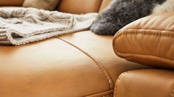 Ecksofa Interliving aus Leder in Orange Interliving Sofa Serie 4054 – Ecksofa kurkumafarbenes LongLife-Leder Vivre & schwarze Metallfüße – Stellfläche ca. 347 x 176 cm