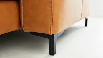 Ecksofa Interliving aus Leder in Orange Interliving Sofa Serie 4054 – Ecksofa kurkumafarbenes LongLife-Leder Vivre & schwarze Metallfüße – Stellfläche ca. 347 x 176 cm