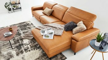 Ecksofa Interliving aus Leder in Orange Interliving Sofa Serie 4054 – Ecksofa kurkumafarbenes LongLife-Leder Vivre & schwarze Metallfüße – Stellfläche ca. 347 x 176 cm