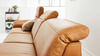 Ecksofa Interliving aus Leder in Orange Interliving Sofa Serie 4054 – Ecksofa kurkumafarbenes LongLife-Leder Vivre & schwarze Metallfüße – Stellfläche ca. 347 x 176 cm