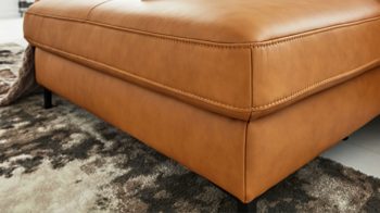 Ecksofa Interliving aus Leder in Orange Interliving Sofa Serie 4054 – Ecksofa kurkumafarbenes LongLife-Leder Vivre & schwarze Metallfüße – Stellfläche ca. 347 x 176 cm