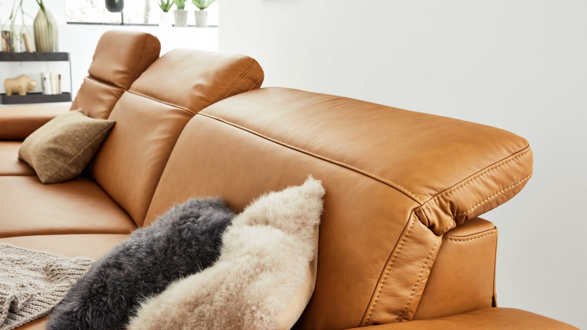 Ecksofa Interliving aus Leder in Orange Interliving Sofa Serie 4054 – Ecksofa kurkumafarbenes LongLife-Leder Vivre & schwarze Metallfüße – Stellfläche ca. 347 x 176 cm