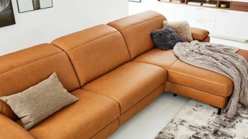Ecksofa Interliving aus Leder in Orange Interliving Sofa Serie 4054 – Ecksofa kurkumafarbenes LongLife-Leder Vivre & schwarze Metallfüße – Stellfläche ca. 347 x 176 cm