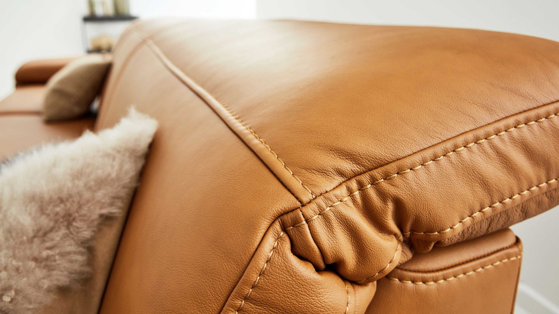 Ecksofa Interliving aus Leder in Orange Interliving Sofa Serie 4054 – Ecksofa kurkumafarbenes LongLife-Leder Vivre & schwarze Metallfüße – Stellfläche ca. 347 x 176 cm