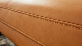 Ecksofa Interliving aus Leder in Orange Interliving Sofa Serie 4054 – Ecksofa kurkumafarbenes LongLife-Leder Vivre & schwarze Metallfüße – Stellfläche ca. 347 x 176 cm