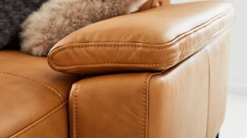 Ecksofa Interliving aus Leder in Orange Interliving Sofa Serie 4054 – Ecksofa kurkumafarbenes LongLife-Leder Vivre & schwarze Metallfüße – Stellfläche ca. 347 x 176 cm