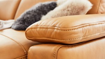 Ecksofa Interliving aus Leder in Orange Interliving Sofa Serie 4054 – Ecksofa kurkumafarbenes LongLife-Leder Vivre & schwarze Metallfüße – Stellfläche ca. 347 x 176 cm