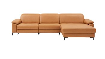 Ecksofa Interliving aus Leder in Orange Interliving Sofa Serie 4054 – Ecksofa kurkumafarbenes LongLife-Leder Vivre & schwarze Metallfüße – Stellfläche ca. 347 x 176 cm