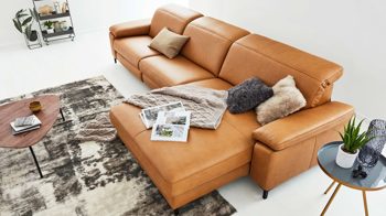 Ecksofa Interliving aus Leder in Orange Interliving Sofa Serie 4054 – Ecksofa kurkumafarbenes LongLife-Leder Vivre & schwarze Metallfüße – Stellfläche ca. 347 x 176 cm