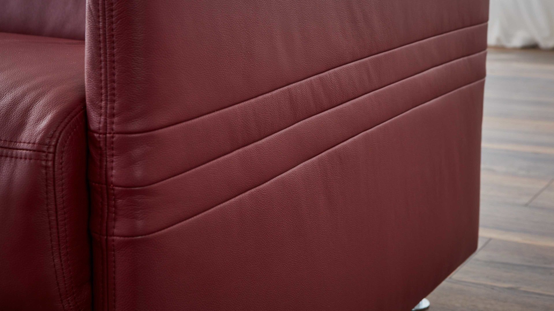 Schlafsofa comfortmaster besser sitzen, liegen, leben aus Leder in Rot Comfortmaster Messina Funktionssofa - Schlafcouch dunkelrotes Leder 20-1030 & Chromfüße 84 - Breite ca. 157 cm