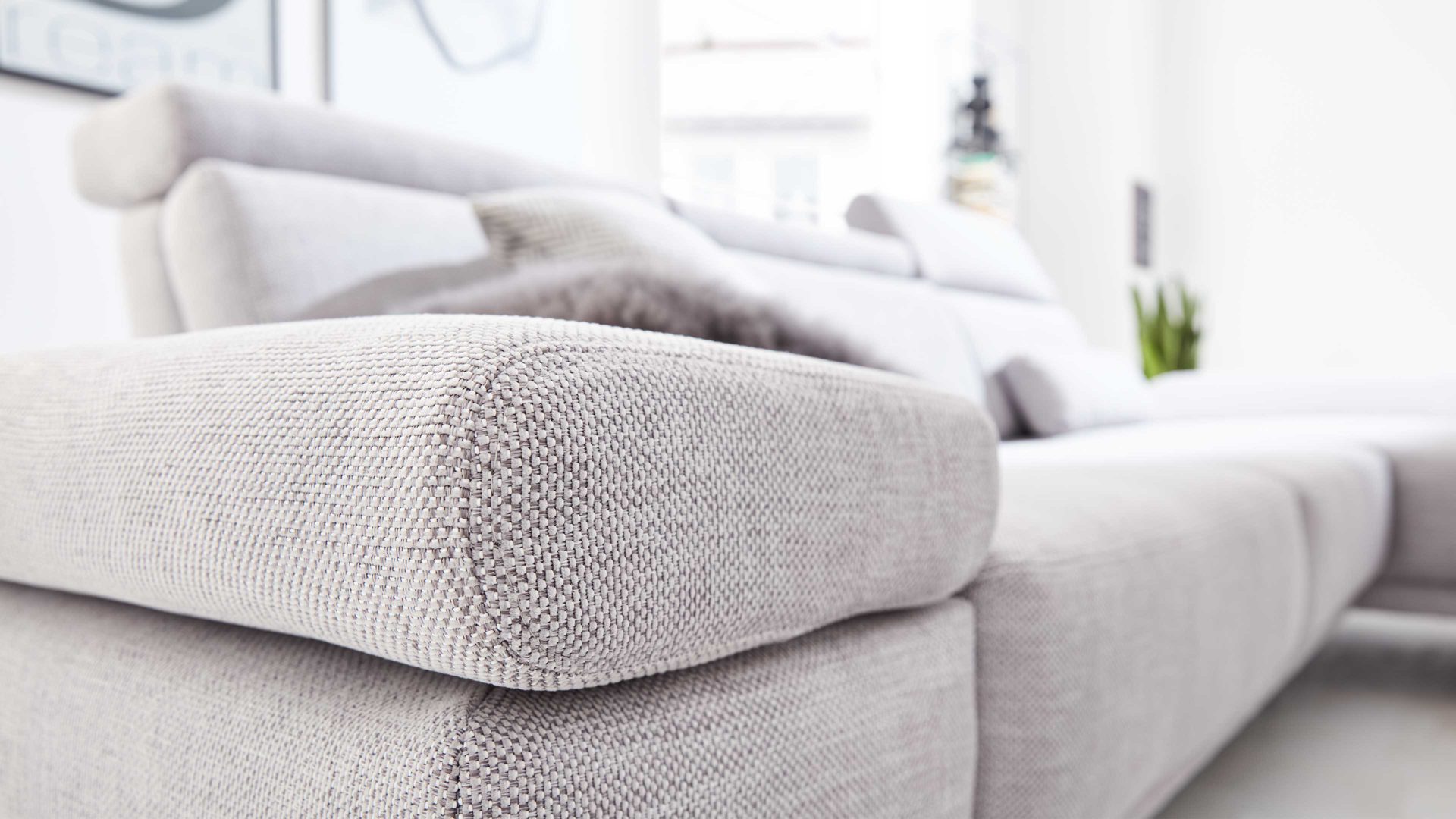 Ecksofa Interliving aus Stoff in Hellgrau Interliving Sofa Serie 4251 – Ecksofa stahlfarbenes Flachgewebe Sneak 149 & silberfarbene Metallfüße – Stellfläche ca. 300 x 225 cm