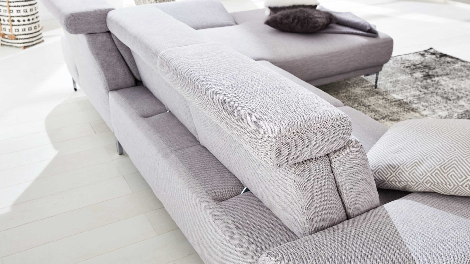 Ecksofa Interliving aus Stoff in Hellgrau Interliving Sofa Serie 4251 – Ecksofa stahlfarbenes Flachgewebe Sneak 149 & silberfarbene Metallfüße – Stellfläche ca. 300 x 225 cm