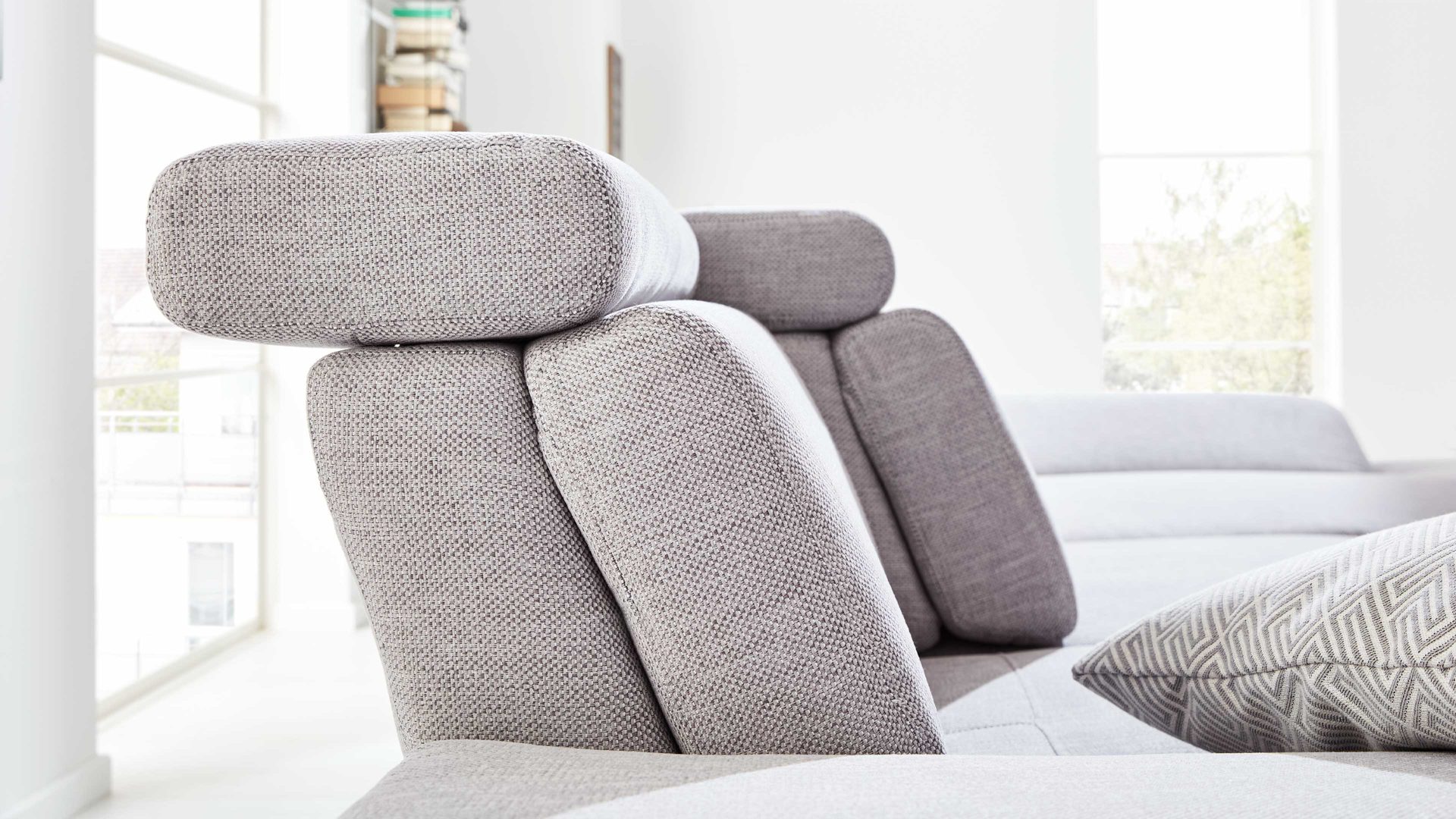 Ecksofa Interliving aus Stoff in Hellgrau Interliving Sofa Serie 4251 – Ecksofa stahlfarbenes Flachgewebe Sneak 149 & silberfarbene Metallfüße – Stellfläche ca. 300 x 225 cm