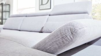 Ecksofa Interliving aus Stoff in Hellgrau Interliving Sofa Serie 4251 – Ecksofa stahlfarbenes Flachgewebe Sneak 149 & silberfarbene Metallfüße – Stellfläche ca. 300 x 225 cm