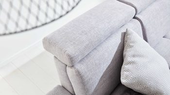 Ecksofa Interliving aus Stoff in Hellgrau Interliving Sofa Serie 4251 – Ecksofa stahlfarbenes Flachgewebe Sneak 149 & silberfarbene Metallfüße – Stellfläche ca. 300 x 225 cm