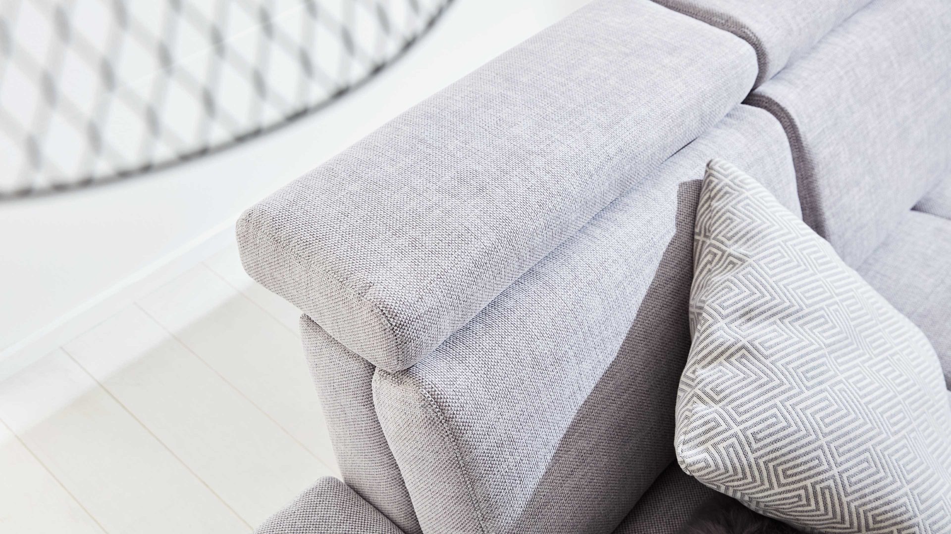 Ecksofa Interliving aus Stoff in Hellgrau Interliving Sofa Serie 4251 – Ecksofa stahlfarbenes Flachgewebe Sneak 149 & silberfarbene Metallfüße – Stellfläche ca. 300 x 225 cm