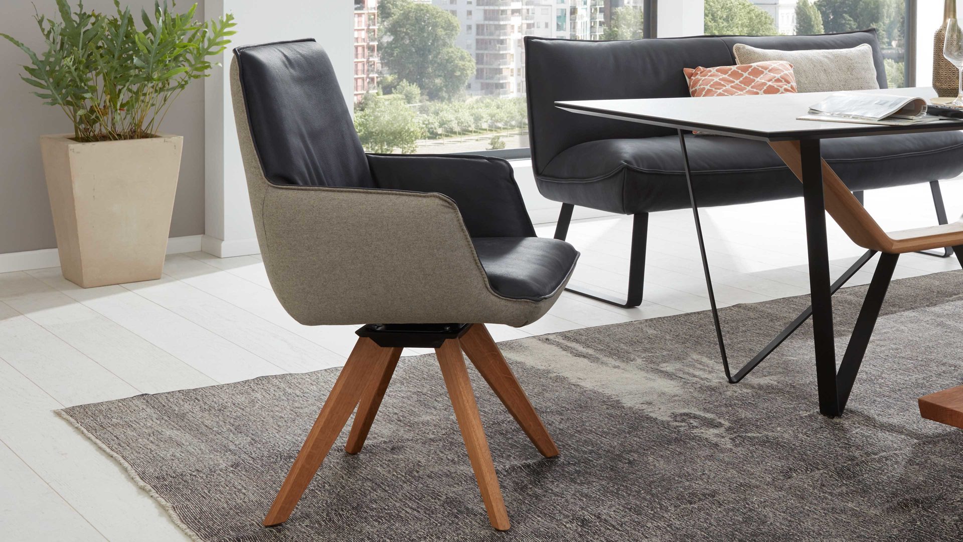 Polsterstuhl Koinor aus Leder in Dunkelgrau KOINOR Armlehnstuhl Kleo dunkles Leder India omega & Lodenbezug 27, Wildeiche natur