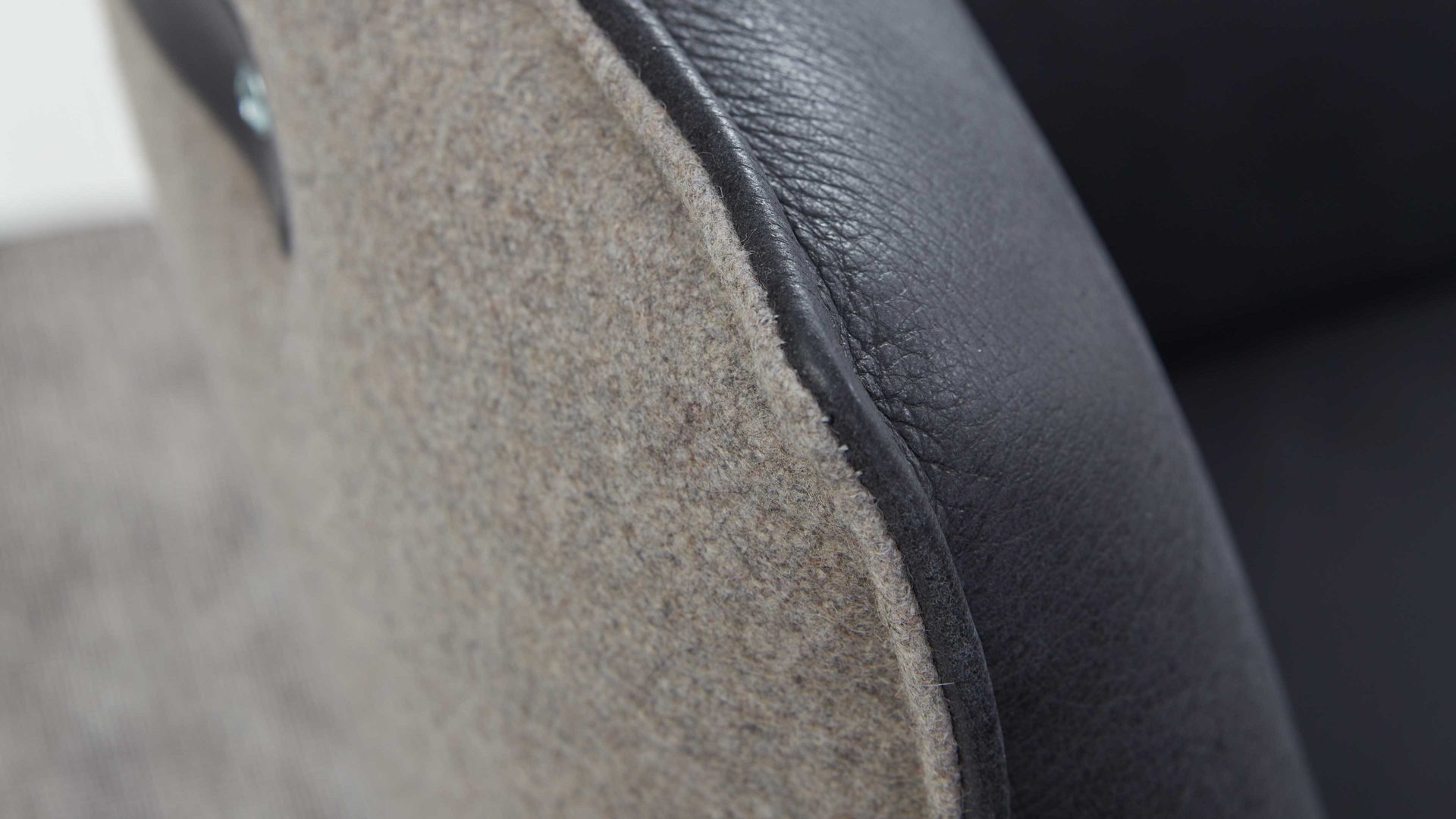 Polsterstuhl Koinor aus Leder in Dunkelgrau KOINOR Armlehnstuhl Kleo dunkles Leder India omega & Lodenbezug 27, Wildeiche natur