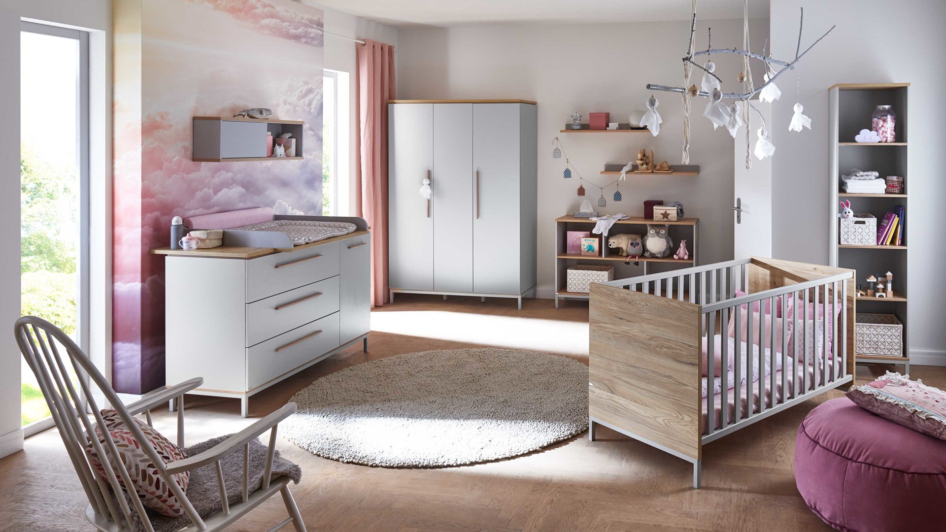 Babybett Paidi aus Holz in Hellgrau PAIDI Babyzimmerprogramm Benne - Bettgestell Kieselgrau & Montana Eiche – Liegefläche ca. 70 x 140 cm