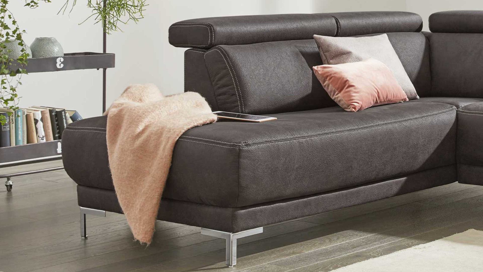 Ecksofa Interliving aus Stoff in Anthrazit Interliving Sofa Serie 4252 – Ecksofa anthrazitfarbener Stoffbezug Büffel & Metallfüße – Stellfläche ca. 220 x 275 cm