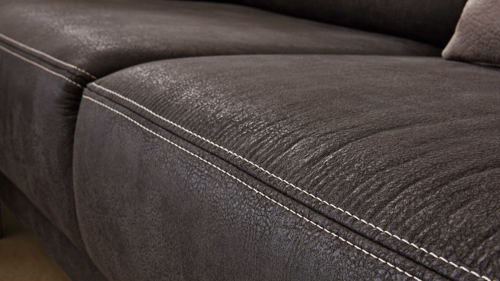 Ecksofa Interliving aus Stoff in Anthrazit Interliving Sofa Serie 4252 – Ecksofa anthrazitfarbener Stoffbezug Büffel & Metallfüße – Stellfläche ca. 220 x 275 cm