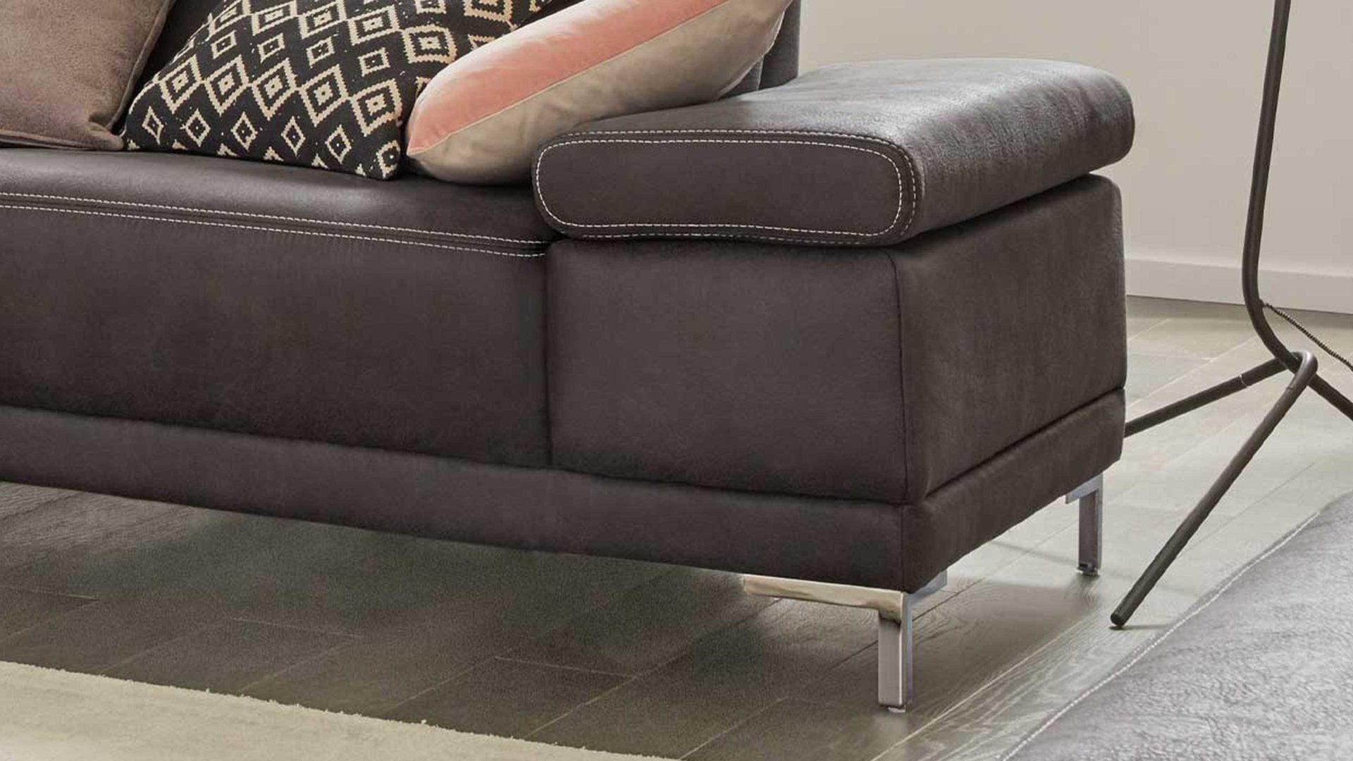 Ecksofa Interliving aus Stoff in Anthrazit Interliving Sofa Serie 4252 – Ecksofa anthrazitfarbener Stoffbezug Büffel & Metallfüße – Stellfläche ca. 220 x 275 cm