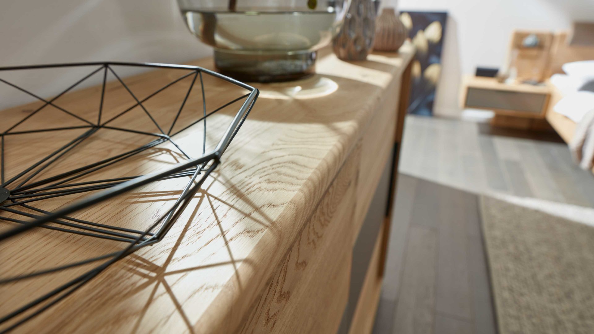 Türenkommode Interliving aus Holz in Grau Interliving Schlafzimmer Serie 1015 – Schiebetürenkommode sienafarbenes Mattglas & Wildeiche – zwei Schiebetüren