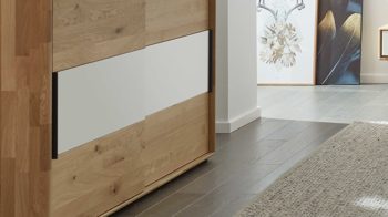 Türenkommode Interliving aus Holz in Weiß Interliving Schlafzimmer Serie 1015 – Kommode 2167 magnolienfarbenes Mattglas & Wildeiche – zwei Schiebetüren