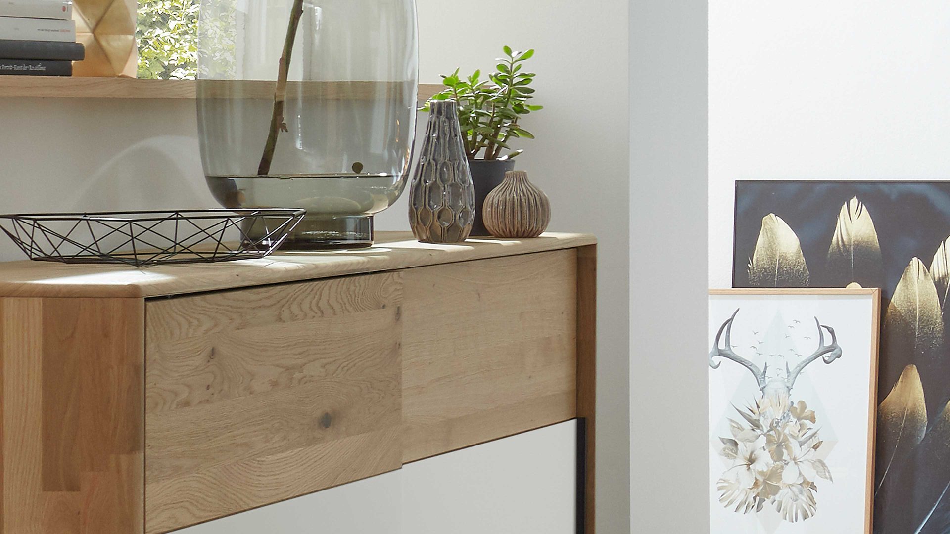 Türenkommode Interliving aus Holz in Weiß Interliving Schlafzimmer Serie 1015 – Kommode 2167 magnolienfarbenes Mattglas & Wildeiche – zwei Schiebetüren