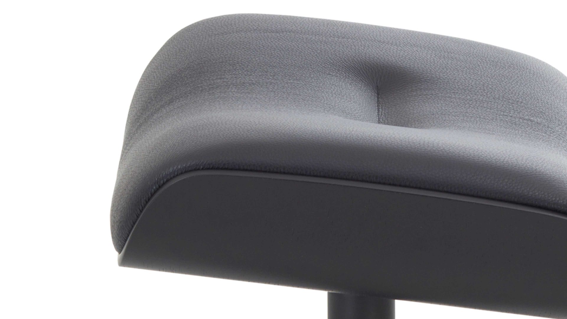 Polsterhocker Conform® aus Leder in Schwarz CONFORM® Hocker Timeout mit Lederbezug schwarzes Leder Memo, schwarze Holz-Sitzschale & schwarzes Aluminiumgestell