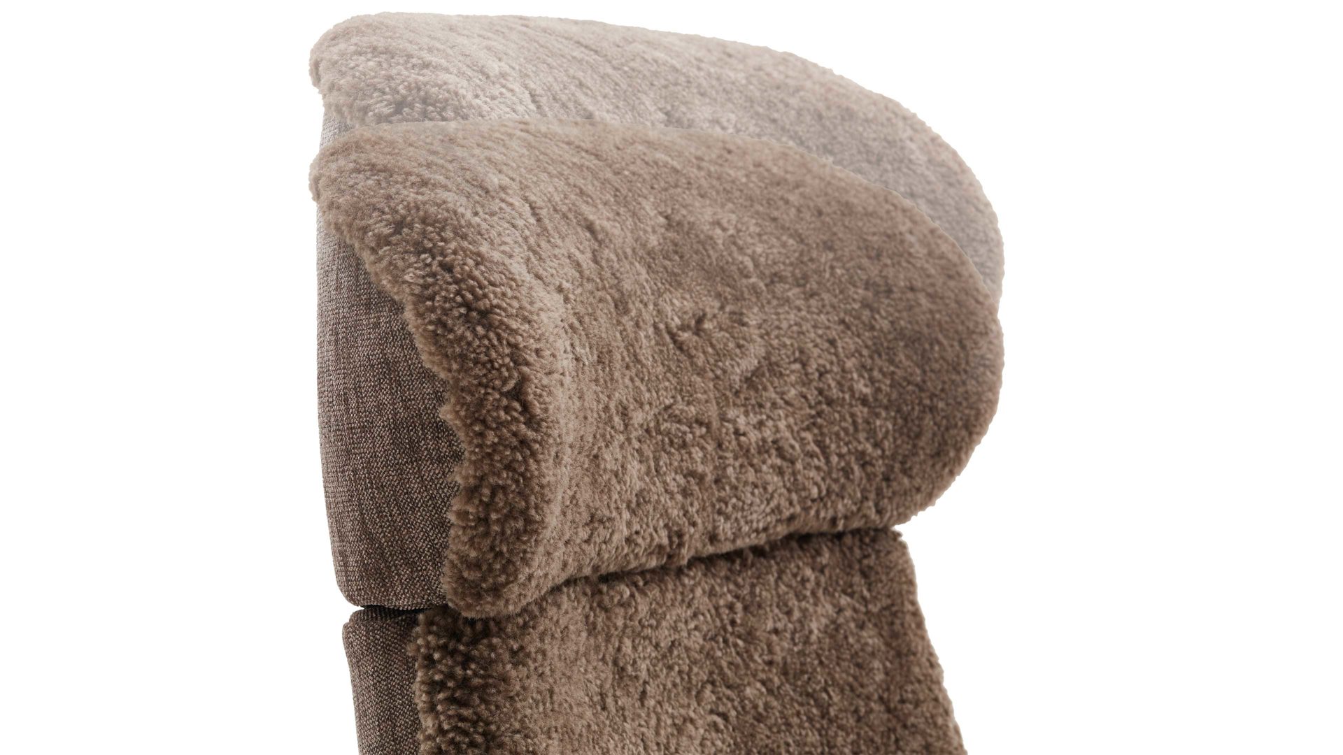 Relaxsessel Conform® aus Fell in Hellbraun CONFORM® Relaxsessel Timeout mit Schaffell saharafarbenes Schaffell & Eichefurnier