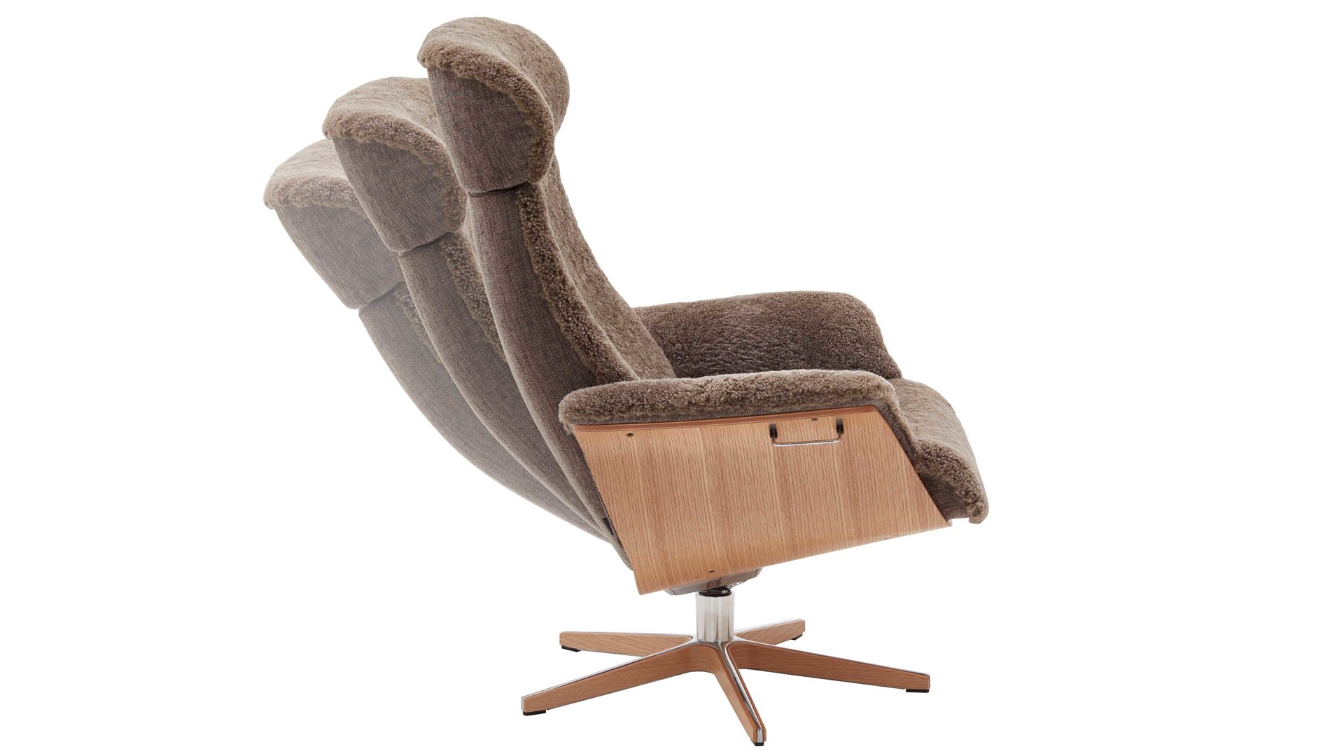 Relaxsessel Conform® aus Fell in Hellbraun CONFORM® Relaxsessel Timeout mit Schaffell saharafarbenes Schaffell & Eichefurnier